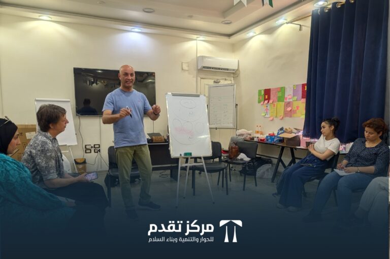 الأستاذ عبد الله الغضوي يقدم ورشة عمل حول صحافة السلام ومكافحة خطاب الكراهية في دمشق - مركز تقدم وأمل نيوز